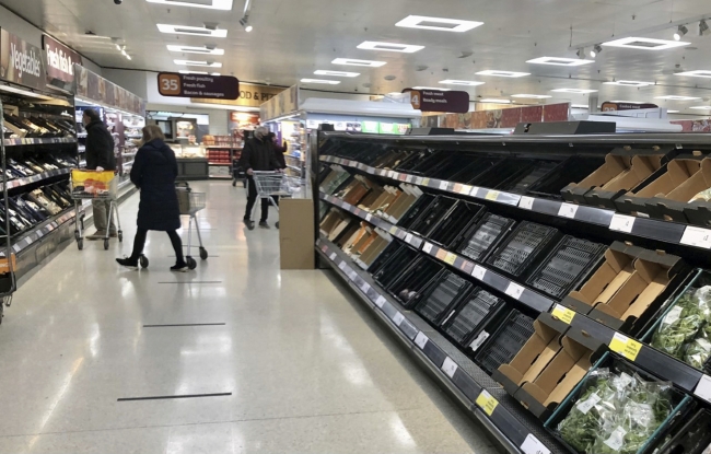 Kuzey İrlanda’nın başkenti Belfast’ta İngiltere’nin uyguladığı yeni kontroller nedeniyle gıda sevkiyatında kesintiler oldu ve bazı marketlerde raflar boş kaldı. Kuzey İrlanda'daki durum, Brexit’in kesinleşmesinden bu yana giderek daha belirgin hale gelen ticaret kesintisinin bir parçası. Ocak 2021. Fotoğraf: AP
